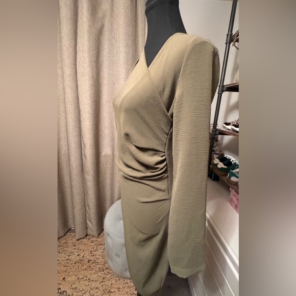 Beautiful brand new dress - Picture 5 of 5